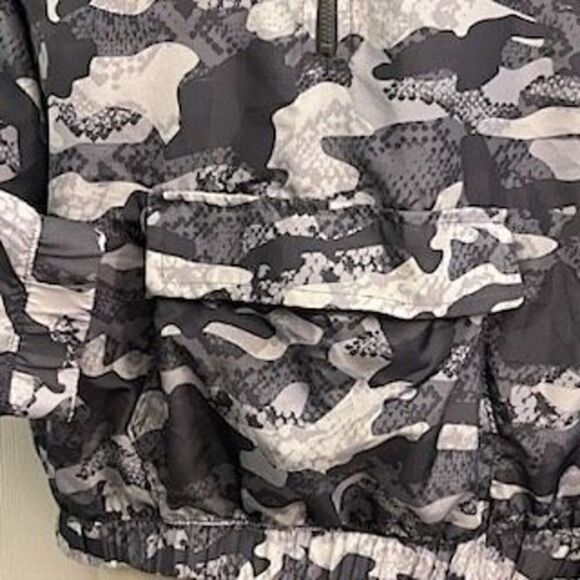 Reebok Dark and light gray camo. Lightweight. Size Small - Picture 5 of 8